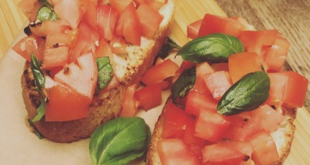 Bruschetta ze świeżymy pomidorami i bazylią